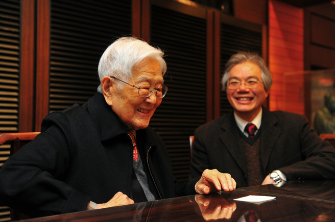 皇冠出版社创办人平鑫涛（左）与儿子、皇冠发行人平云。（图／中时资料照）