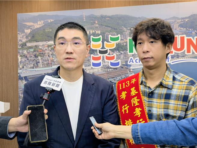 基隆市政府11日上午表扬孝行楷模，陈逸凡（右）照料病母的经歷，也让基隆市长谢国梁（左）为之动容。（张志康摄）