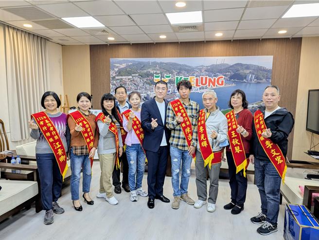 基隆市政府11日上午表扬孝行楷模，基隆市长谢国梁（左5）希望透过表扬仪式，能够营造正能量及善良的社会氛围。（张志康摄）