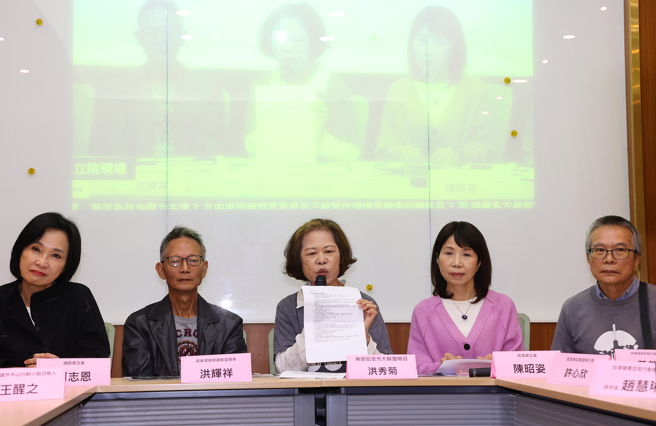 針對中油高雄洲際天然氣接收站計畫（第七接收站）悄於九月一次就通過環評初審，排12月11日下午環評大會審查，高雄大林蒲在地團體與關注四接及燃氣電廠開發的環團11日在立法院舉辦記者會，抗議環境部及中油沒有通知環評初審會議資訊，漠視社區知情權及公民參與機制，並憂心七接跟中火二期一樣光速輾過。（劉宗龍攝）