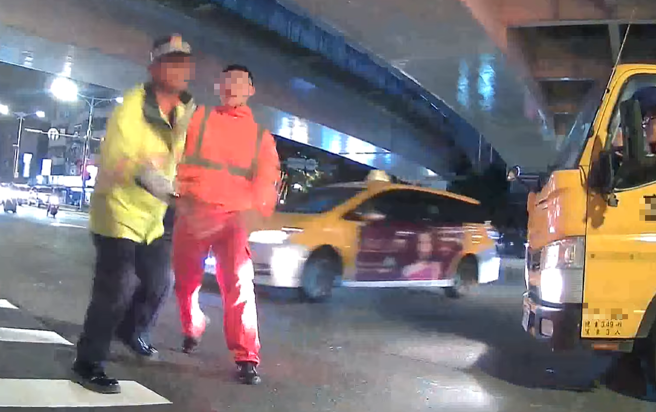 工程车人员竟下车大声怒吼，还用胸膛和手推挤义交。（翻摄自爆料公社）