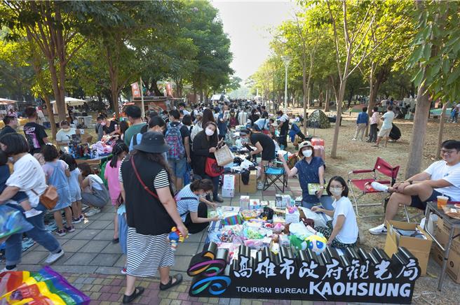 小树市集吸引许多大小朋友前往选购二手物品。（高市观光局提供）