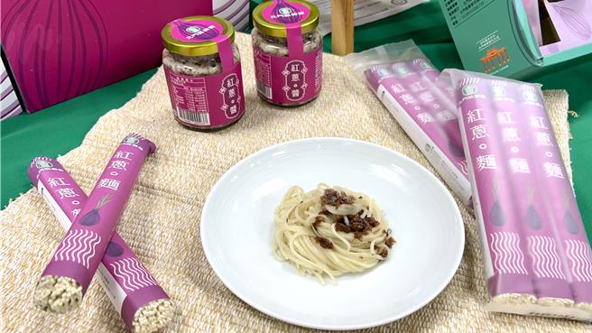 北门区农会最近运用红葱头，推出全新的红葱头酱拌麵。（张毓翎摄）