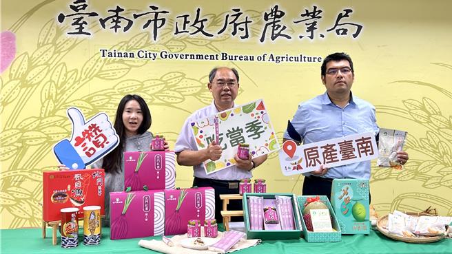 市府农业局农务科长许文耀（中）说，北门因地理位置位处盐分地带，土壤带有盐分，适合种植红葱头。（张毓翎摄）