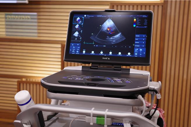 日本下关北扶轮社见花莲偏乡对医疗仪器设备的需要，斥资190万元购入1台移动式心臟超音波仪，透过姊妹社花莲扶轮社的牵线，在今天捐赠给门诺医院。（罗亦晽摄）