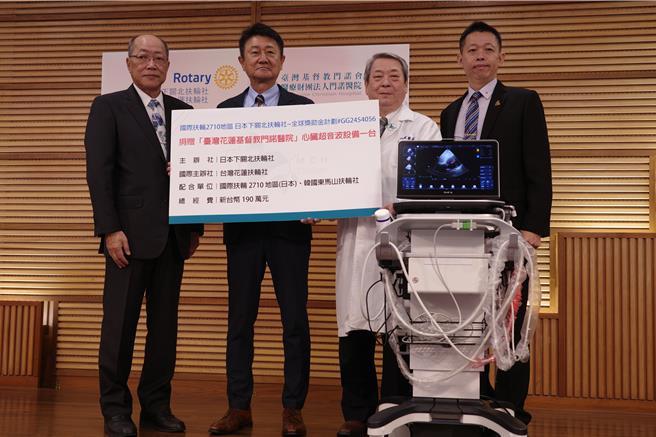 日本下关北扶轮社IM实行委员长齐藤昌昭（左二）今天代表日本下关北扶轮社，将190万元的移动式心臟超音波仪捐给门诺医院，院长庄永镳（右二）代表受赠。（罗亦晽摄）