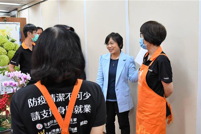 内政部长刘世芳今上午亲自慰问进驻内政部办公大楼的驻点清洁人员辛劳，并当场宣布，内政部将从明年起，率先落实提升内政部及所属机关劳务承揽进驻员工的薪资标准。（内政部提供／游念育台北传真）