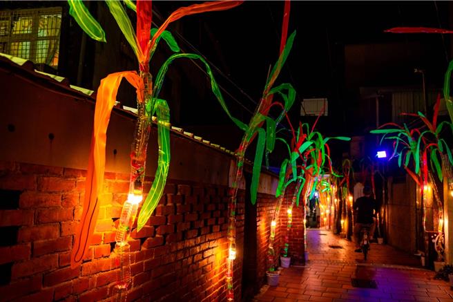 「巷弄。糖光」，將「甘蔗」意象排列在巷弄間，講著甜甜時代的故事。（文化局提供／曹婷婷台南傳真）