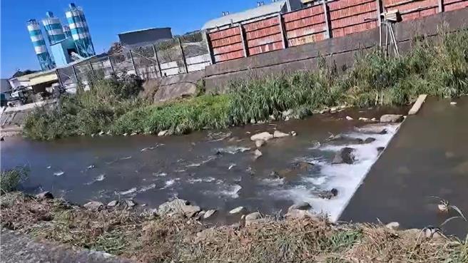 台中市石岡區某家環保公司遭民眾多次檢舉排放廢水汙染水源。（吳振嘉提供／李京昇台中傳真）
