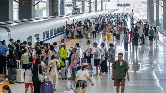 陆前11个月铁路客货运量稳步增长推动经济回升向好。（大陆央视）