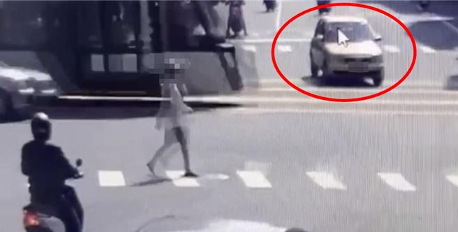 1輛轎車穿越路口，遇上輕軌通行，畫面驚險。（翻攝照片／洪靖宜高雄傳真）