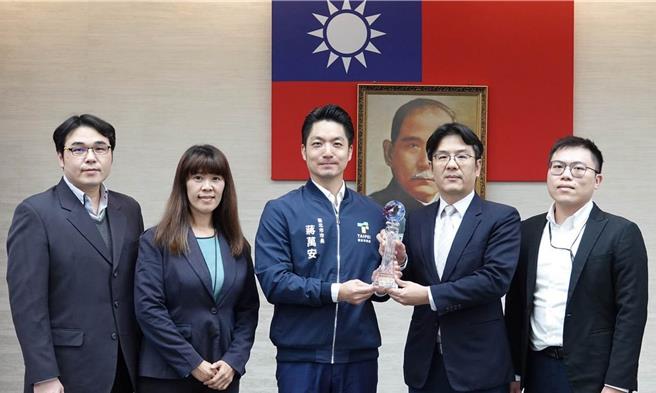 台北市长蒋万安（中）主持台北市政府治安会报时，颁奖表扬7-ELEVEN、全家及莱尔富超商，感谢三家超商积极配合台北市政府打诈政策。（台北市法务局提供／丁上程台北传真）