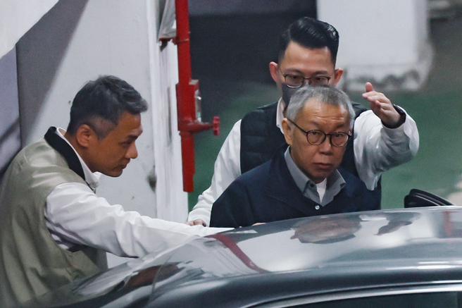 检廉继续侦办民眾党主席柯文哲（前右）涉嫌京华城图利案，检方11日提讯柯到案，并由廉政署借提；台北地检署以涉犯图利罪将柯声押，2个月后声请延押获准，目前柯已被羁押98天。（郭吉铨摄）