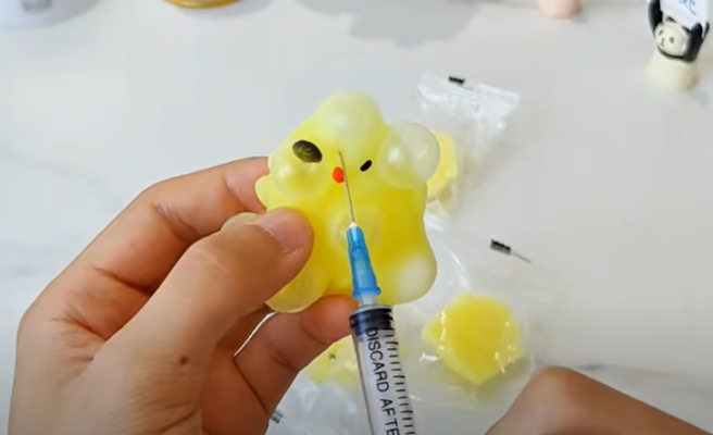 大陆一款「挤痘痘」玩具爆红，里面有附针筒及针头，医师直呼超危险。 （翻摄抖音）