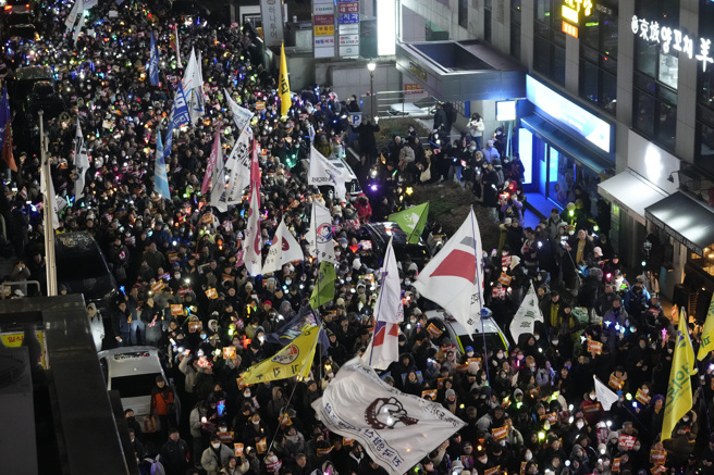 2024年12月9日，南韩人民在韩国首尔举行集会，游行至执政党国民力量党总部，要求南总统尹锡悦下台。（图／美联社）
