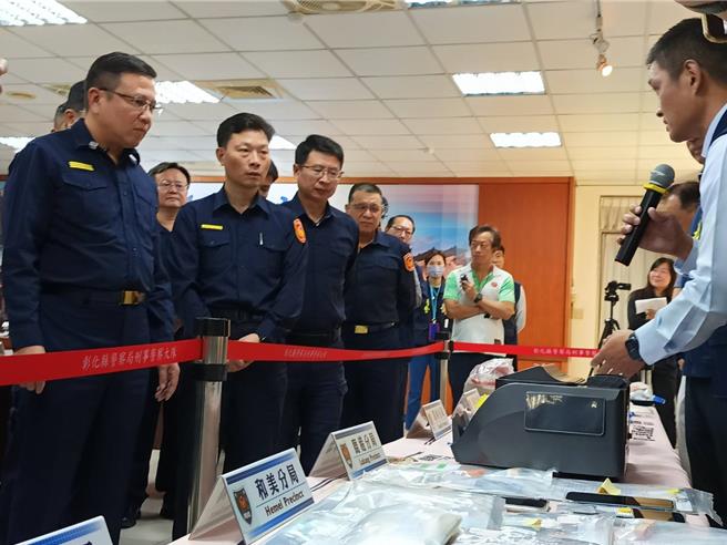 彰化縣警局長陳明君察看破獲詐騙成果。（葉靜美攝）