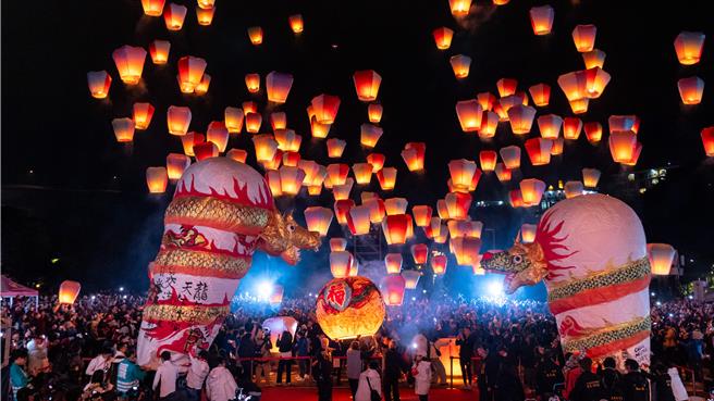 「新北巿平溪天燈節」再傳國際大獎捷報，榮獲2024美國「泰坦創新獎(TITAN INNOVATION AWARDS)」殊榮，圖為2024年天燈活動資料照。（新北市觀旅局提供）