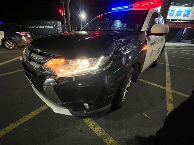 警車車頭因撞擊毀損。（警方提供）