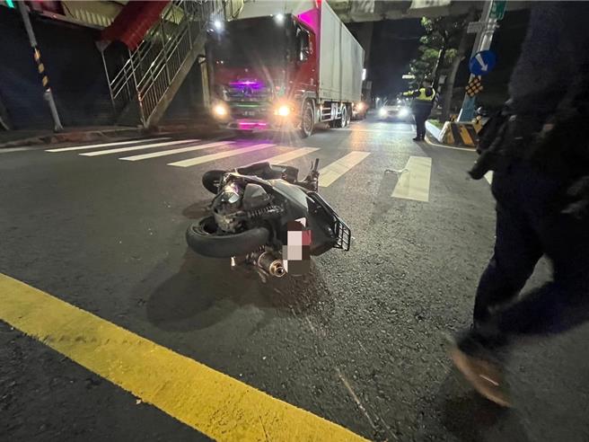 林男機車因與警車發生碰撞而倒地。（警方提供）
