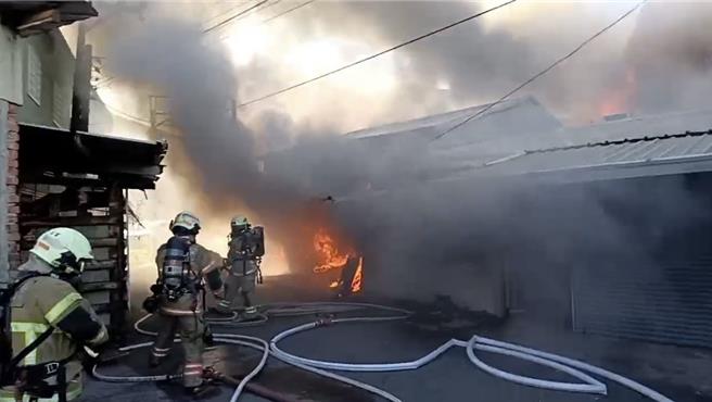 南永康洲尾街一处工厂火警，窜出猛烈火舌，消防队员赶往布水线灌救。(读者提供／曹婷婷台南传真)