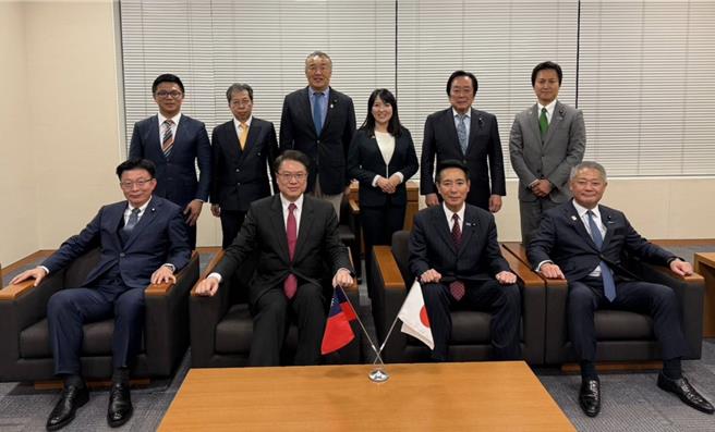 民进党秘书长林右昌昨下午拜会日本维新之会共同代表、前外务大臣前原诚司等人。（民进党提供）