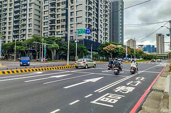 竹北市兴隆路从博爱南路到自强南路沿线有9个T字型路口，县府交旅处重新调整车道配置，新增东向左转专用道，取消强制同段机车两段式左转指引标志牌，增加行车效率与安全。（罗浚滨摄）