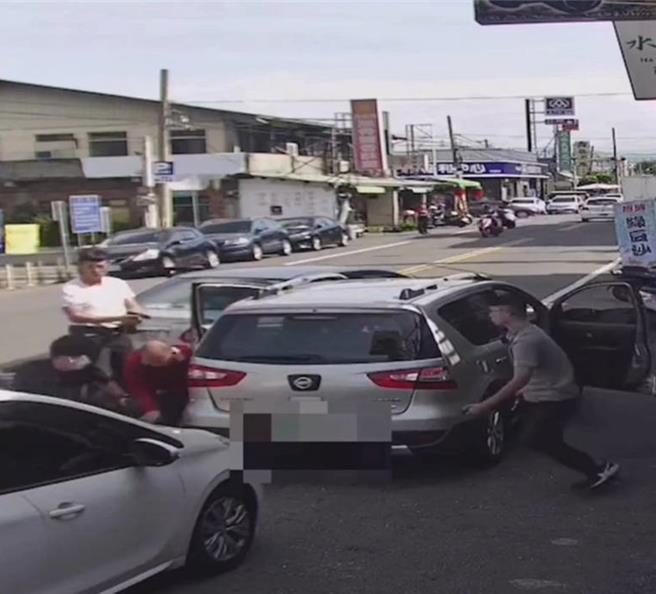 彰化縣警局逮捕外藉車手。（縣警局提供／葉靜美彰化傳真）