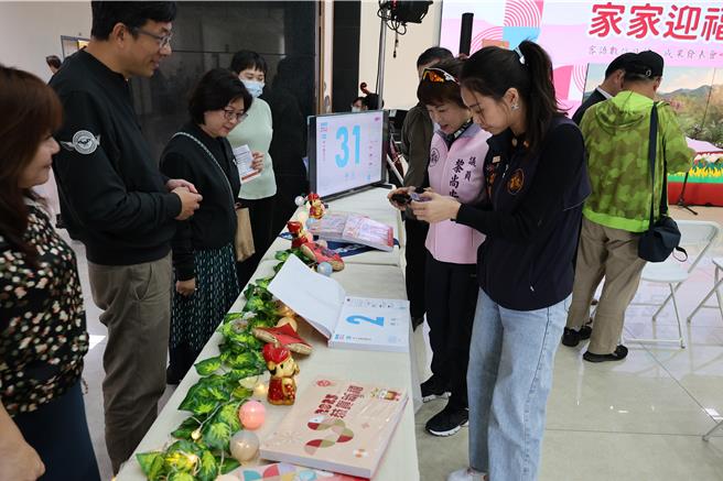 2025客语日志附有客语语音教学功能，苗栗县议员黎尚安、萧咏萱等试用客语语音教学功能。（谢明俊摄）