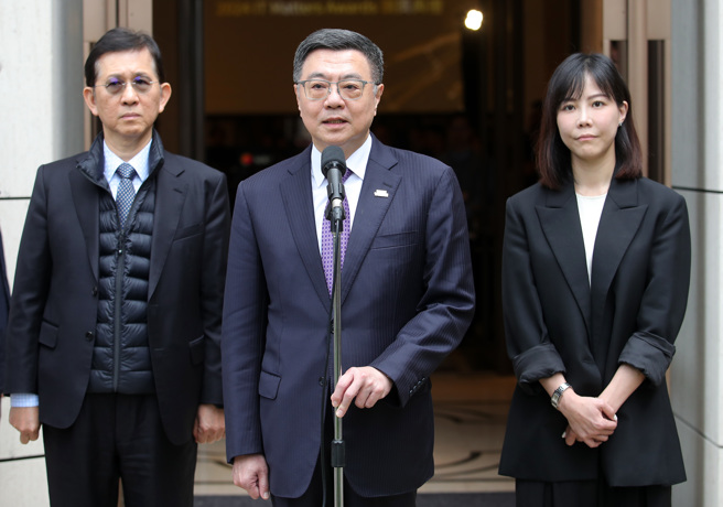 行政院长卓荣泰(中)。（黄世麒摄）