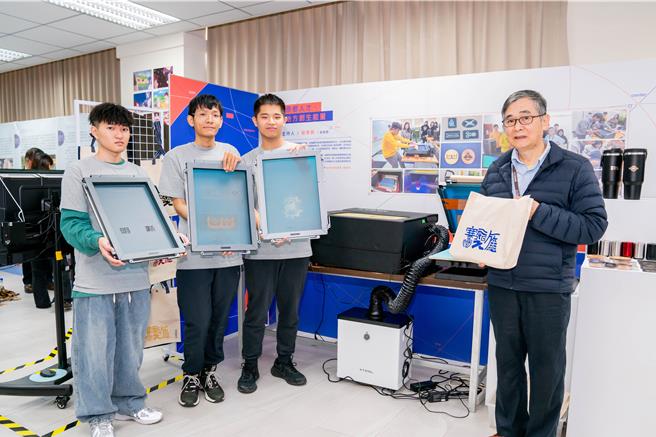 明新科大师生透过USR计画，以雷射雕刻、网版印刷技术，将原民文化转化为文创商品，创造部落产业商机。（明新科大提供／罗浚滨新竹传真）