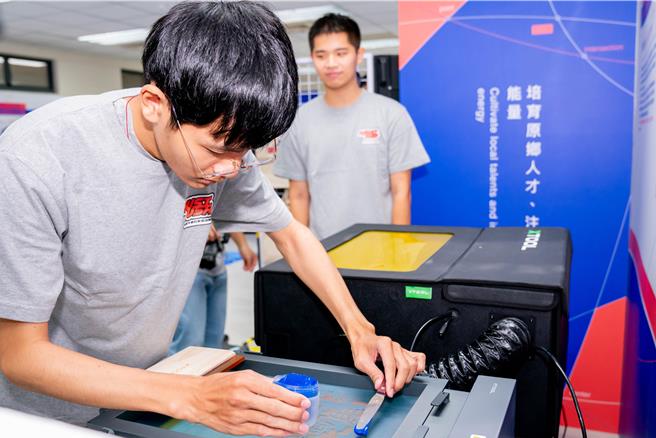 明新科大USR计画，学生应用雷射雕刻、网版印刷等数位科技结合原住民传统文化，转化为可贩售的数位藏品或文创品，为部落注入创生能量。（明新科大提供／罗浚滨新竹传真）