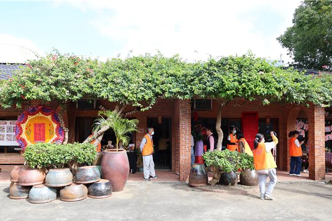 苗栗县第224个关怀据点落脚在公馆乡五谷文化村内。（谢明俊摄）