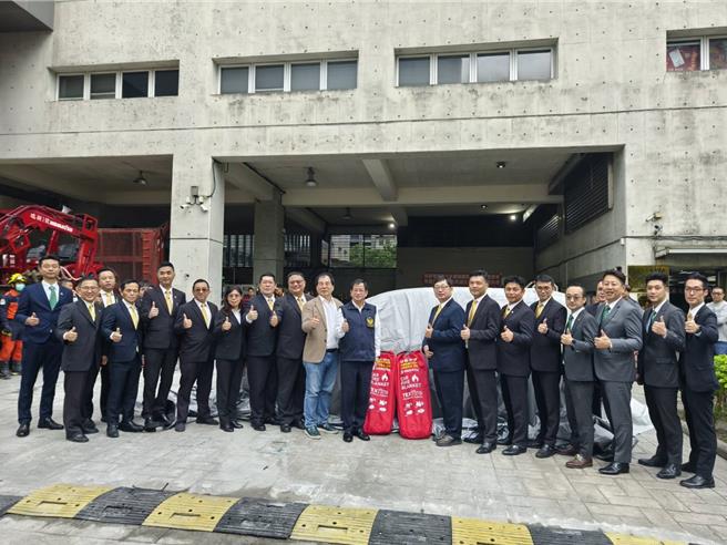 永庆集团四品牌北区经管会捐增灭火毯予新北市消防局。（新北市消防局提供）