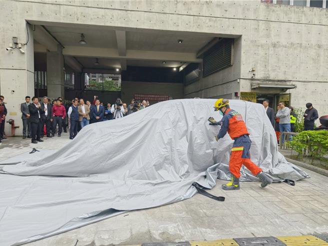 永庆集团四品牌北区经管会捐增灭火毯予新北市消防局。（新北市消防局提供）