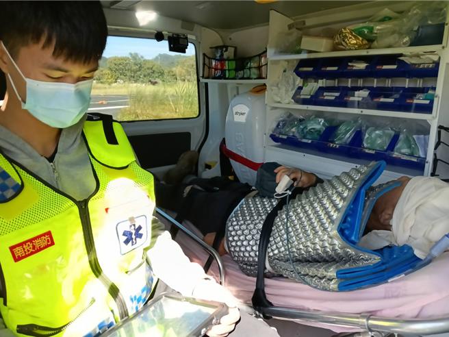 71歲李姓山友隨團縱走南二段，在八通關越嶺古道時摔傷，由直升機吊掛送醫。（南投縣消防局提供／楊靜茹南投傳真）