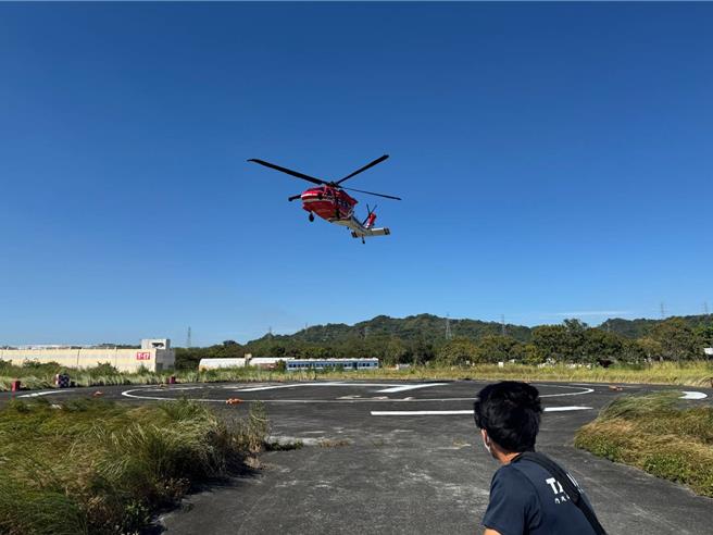 黑鷹直升機11日12時14分將患者送至竹山消防訓練中心，交由救護車後送至醫院救治。（南投縣消防局提供／楊靜茹南投傳真）