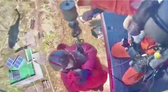 玉山管理處統計，12天共發生10件山域事故，山友10日在觀高地區因十二指腸急性出血由直升機吊掛送醫。（空勤總隊提供／楊靜茹南投傳真）