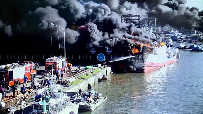 4年前屏东县新园乡盐埔渔港发生火烧船意外，5艘远洋渔船惨遭火噬成废铁，损失逾5亿元。（资料照）