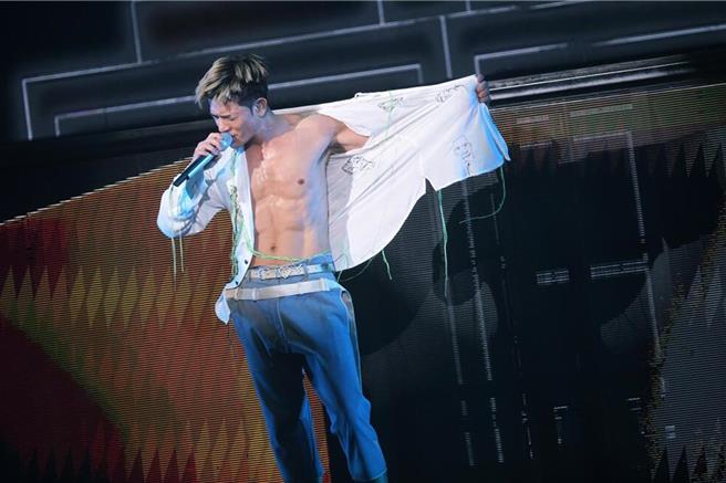 郭富城在演唱会上，大秀精壮体态。（小美工作室提供）