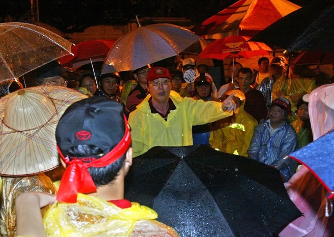 图为姚立明（中）当年参与红衫军倒扁运动的资料照。（中时资料照，高政全摄）