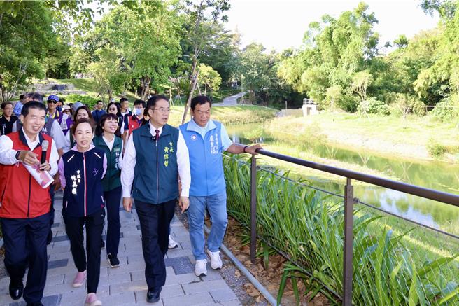 台南市长黄伟哲视察竹溪水岸改善及环境营造。（水利局提供／宝智华台南传真）