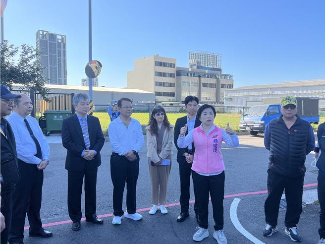 立委杨琼璎邀集农水署、台中果菜市场代表及台中市府相关单位会勘，解决果菜市场缺乏停车空间的问题。（林欣仪摄）
