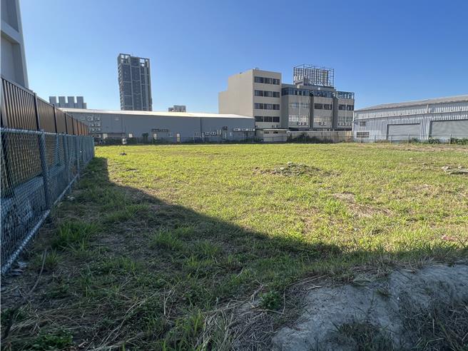 邻近台中果菜市场、农水署所有的1200坪土地，经立委杨琼璎协调，将以公益方式租给果菜市场开辟停车场。（林欣仪摄）