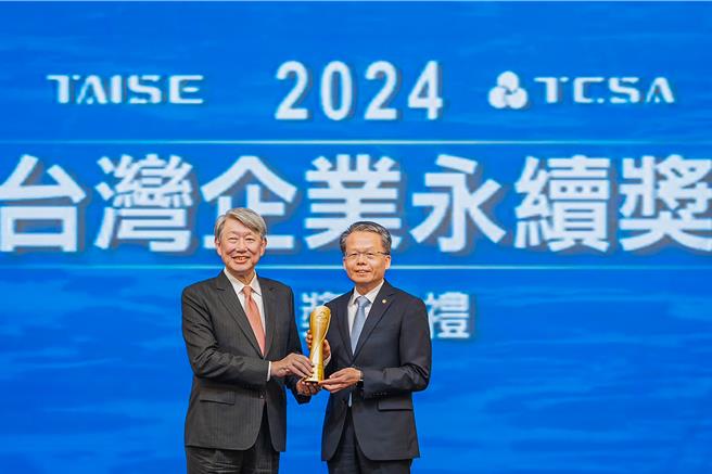 长荣航空11日于财团法人台湾永续能源研究基金会主办之「2024第十七届台湾企业永续奖(TCSA)」颁奖典礼中，首次荣获最大奖《永续综合绩效类–台湾十大永续典范企业奖》，同时连续七年获得《永续报告类–运输业白金奖》，由经济部郭智辉部长(左)颁奖给长荣航空孙嘉明总经理（右）。（长荣航空提供／陈麒全桃园机场传真）