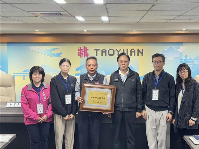 桃园市消防局防灾教育馆日前获环境部「环境教育设施场所评鑑优异」奖项。（姜霏摄）