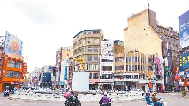 嘉义市中央圆环七彩喷水池是重要歷史地标。（廖素慧摄）