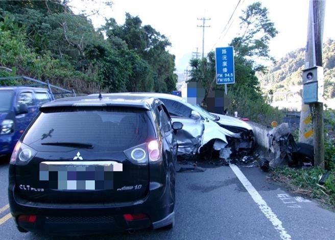 车祸现场一片狼藉。（民眾提供／李京升台中传真）