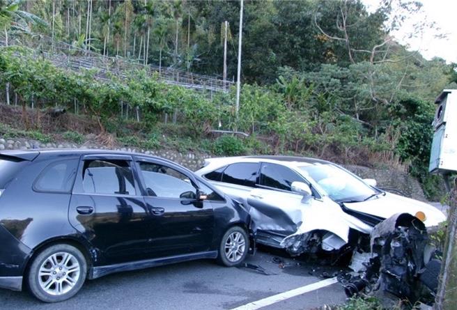 林女车辆严重毁损。（民眾提供／李京升台中传真）