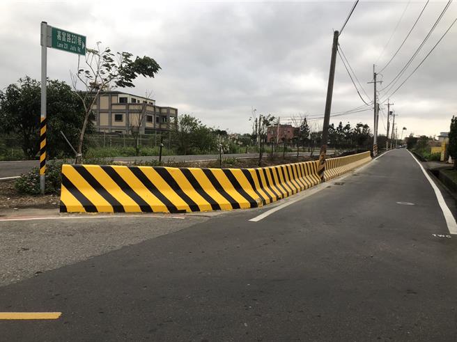 桃园市观音区广青路 475号附近及梁福路、崙坪八路606巷口，因紧邻灌溉用的水利沟渠，且未设提醒警告标志，近年来跌落水利沟的事件层出不穷，今年甚至发生民眾因不慎摔入导致睪丸破裂。（吴进昌提供／廖姮玥桃园传真）