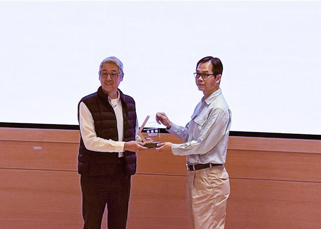 中钢「动力工场汽电共生发电设备汰换工程」营建工地今年获颁高雄市优良营建工地殊荣，由中钢土木工程处李春雄处长（右）代表公司接受环保局高宗永副局长（左）颁奖。（中钢提供）